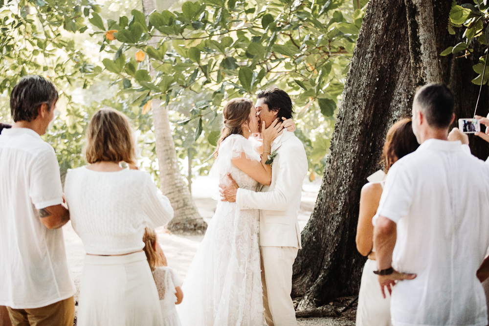 wedding first kiss