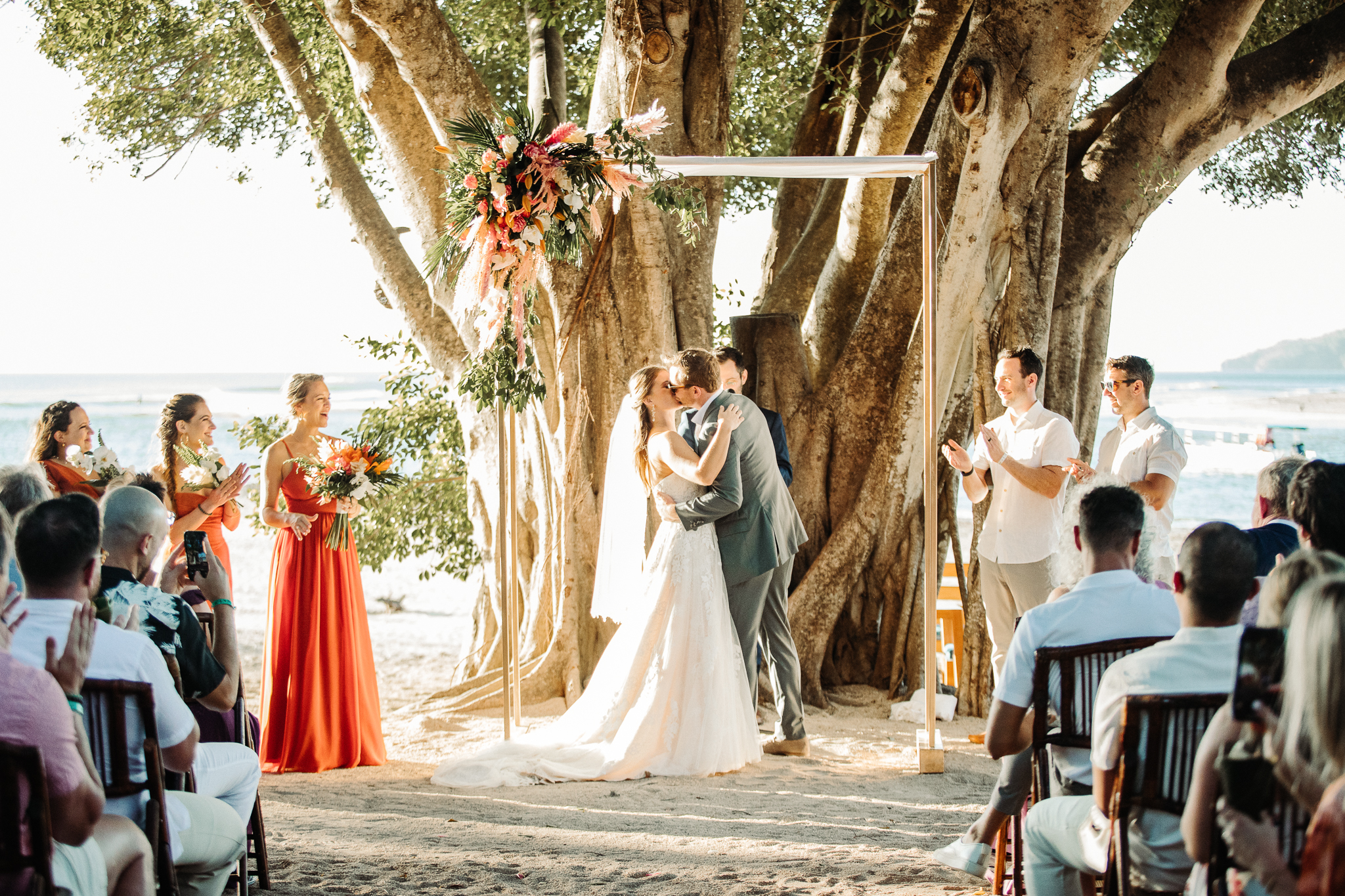 wedding first kiss