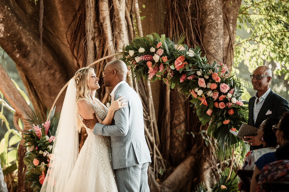 wedding first kiss