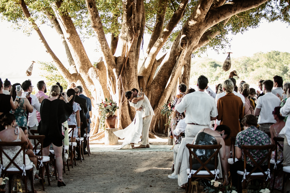 wedding first kiss